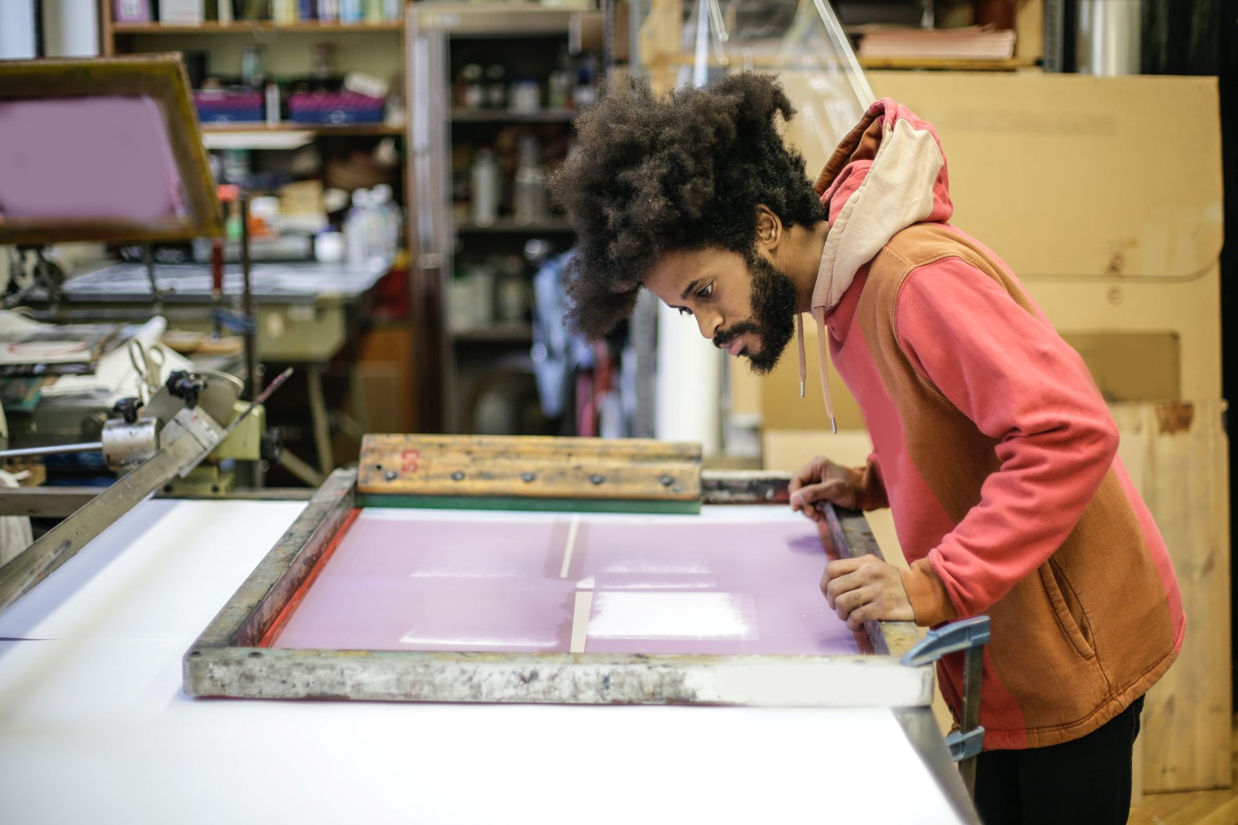 Serigrafia: tecniche di stampa, materiali e ispirazioni per creare opere d'arte uniche.